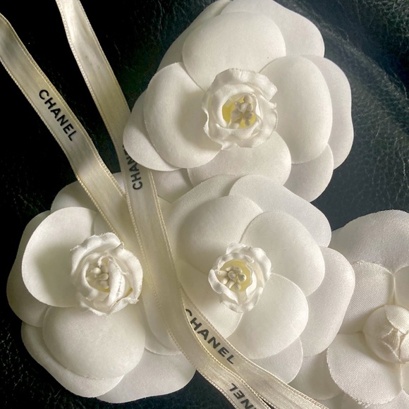 Chanel camellias from packaging - Picture 2 of 2